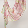 Fließender rosa und grüner Aquarelldruck, Leinen-Baumwoll-Hijab-Schal elegant drapiert.