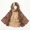 Un foulard drapé dans un élégant dégradé de brun et de beige.