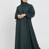 Eine Frau trägt ein dunkelgrünes marokkanisches Kaftan-Abaya und einen passenden Hijab.