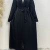 Schwarze, fließende Abaya Kaftan mit offener Front für Frauen, getragen von einem Model.