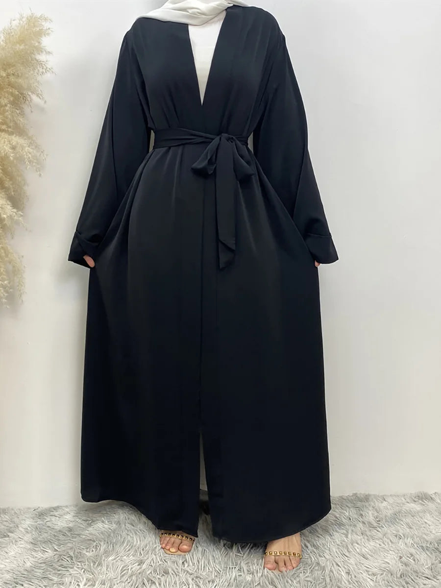 Schwarze, fließende Abaya Kaftan mit offener Front für Frauen, getragen von einem Model.