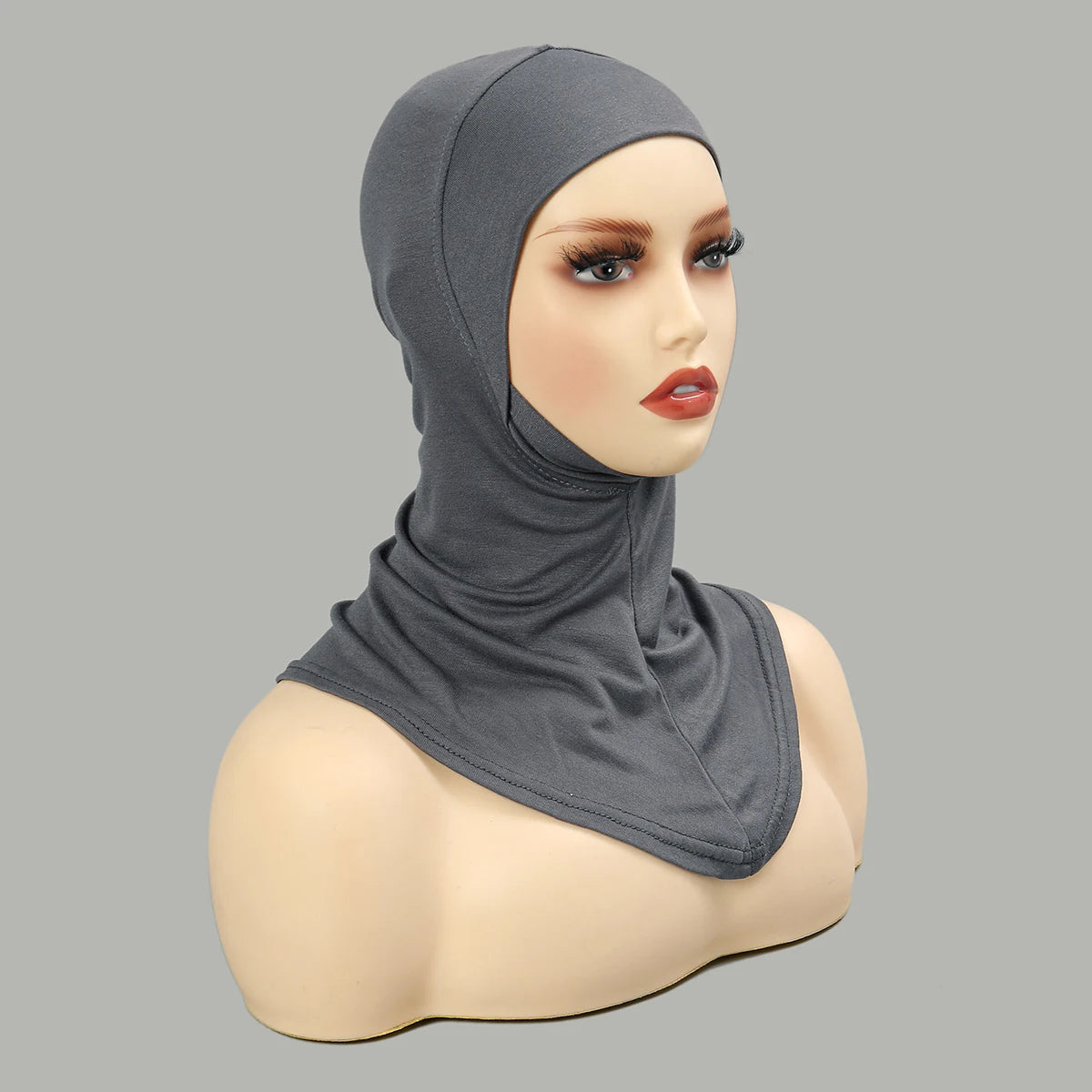 Model trägt einen grauen, dehnbaren Baumwoll-Hijab-Bonnet mit vollständiger Bedeckung.