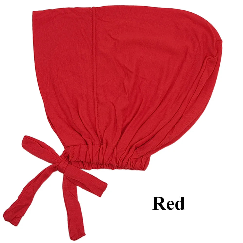 Pañuelo elegante turbante modal rojo brillante doblado y atado en la parte inferior.