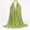 Fließender, fester olivgrüner Chiffon-Hijab-Schal um den Hals einer Mannequin drapiert.