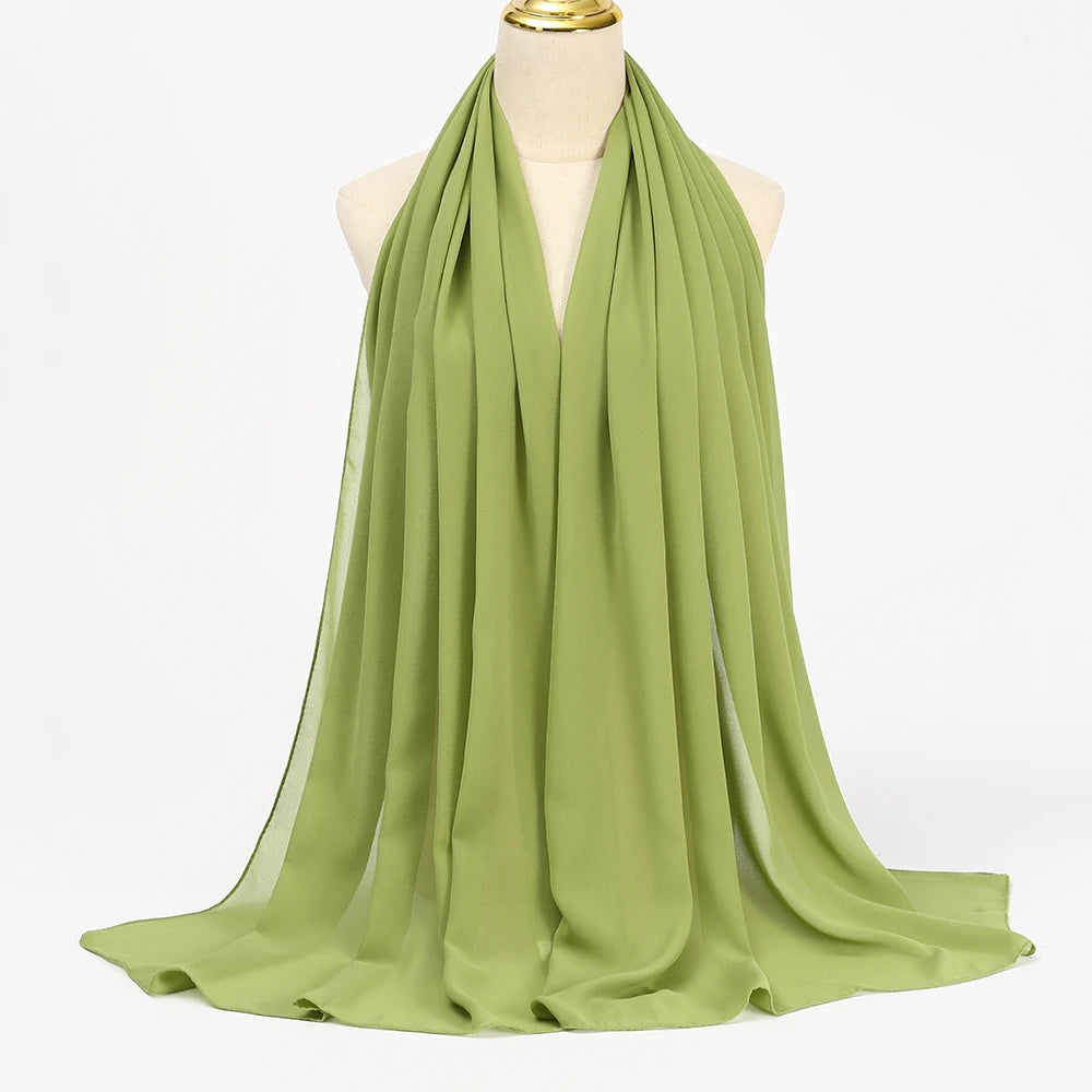 Fließender, fester olivgrüner Chiffon-Hijab-Schal um den Hals einer Mannequin drapiert.
