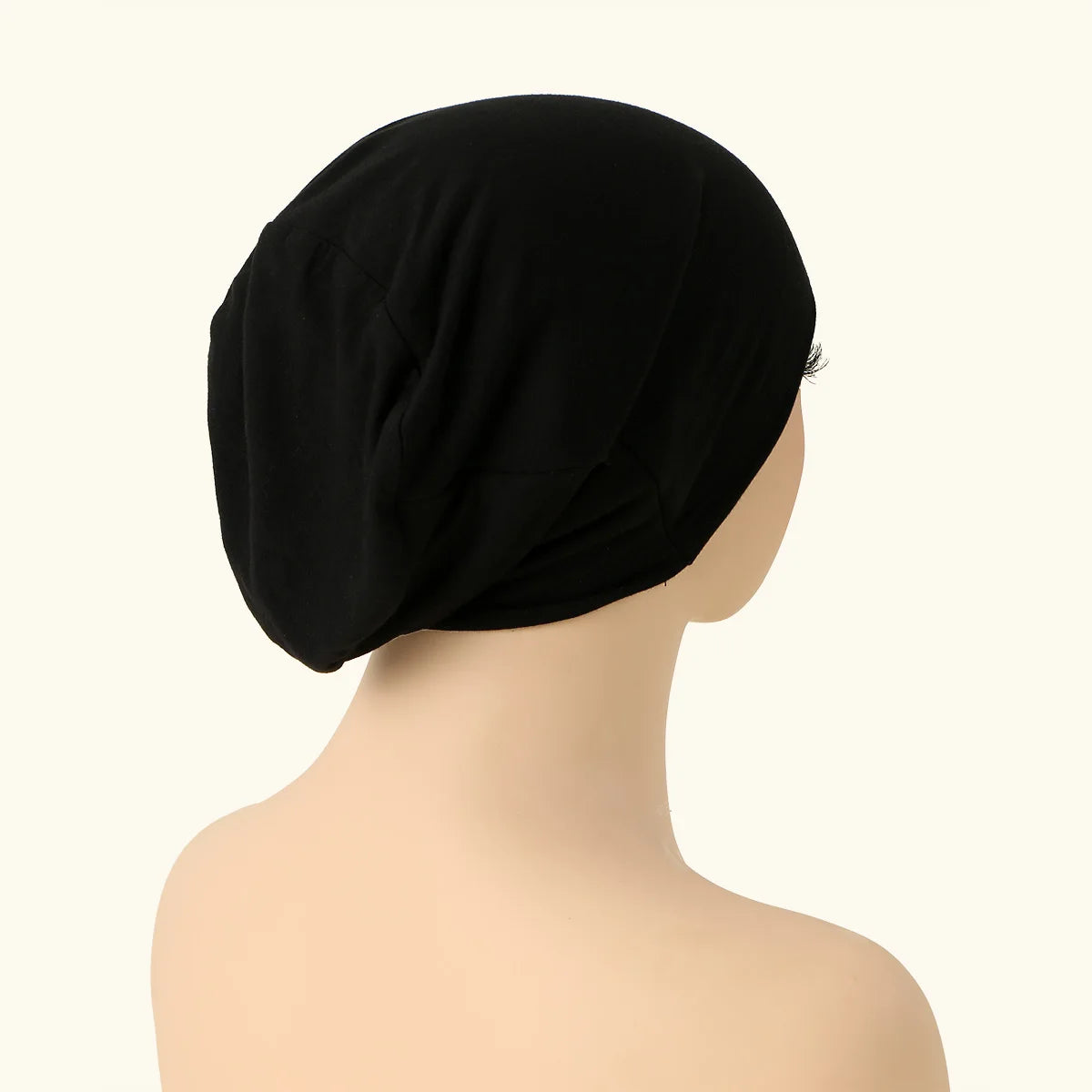 Gorro interior de chándal negro para hijab, visto desde la parte posterior en maniquí.