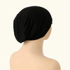Schwarze Stretch-Jersey-Inner-Hijab-Cap auf einem Mannequin-Kopf.