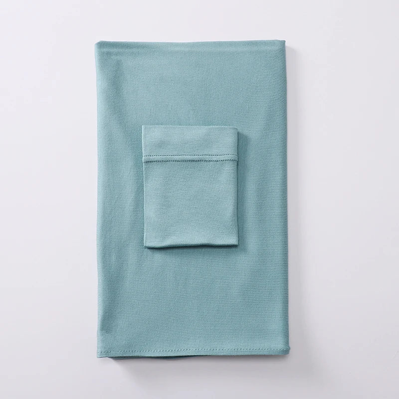 Un conjunto de hijab de camiseta azul claro con una bolsa rectangular adjunta a la tela.