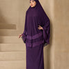 Eine Frau trägt ein elegantes, mehrlagiges Spitzen-Khimar-Abaya-Set in tiefem Violett vor neutralem Hintergrund.