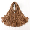 Foulard hijab en rayon froissé brun terreux drapé, vue en plat.