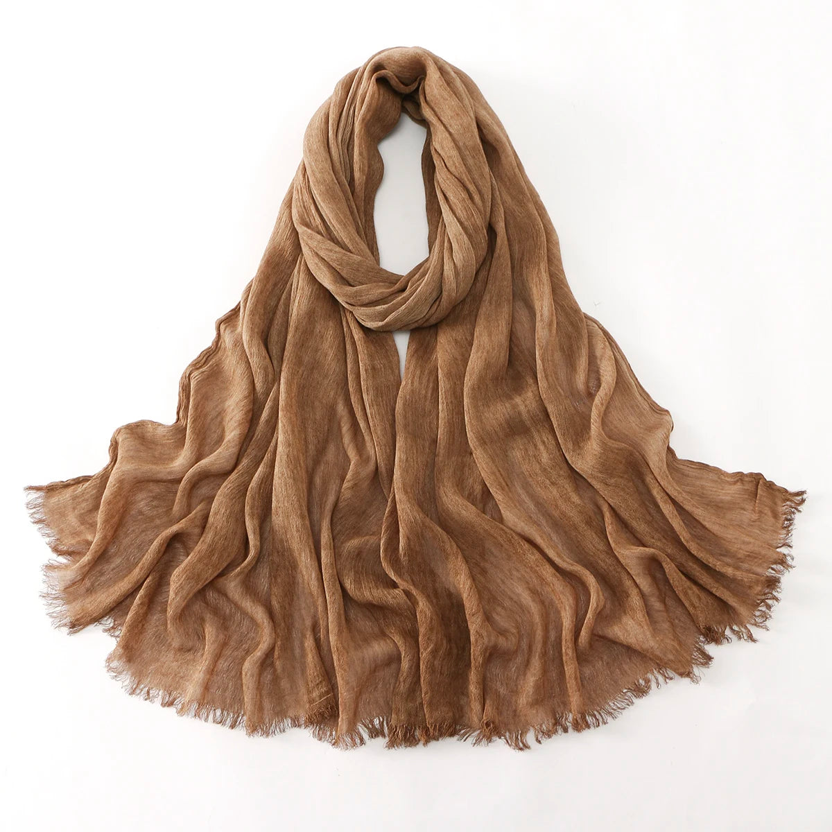 Foulard hijab en rayon froissé brun terreux drapé, vue en plat.