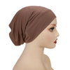 Primer plano de un gorro hijab de modal suave y elástico marrón, usado en un maniquí.
