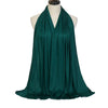 Pañuelo hijab de algodón modal verde esmeralda premium drapeado alrededor del cuello de un maniquí.