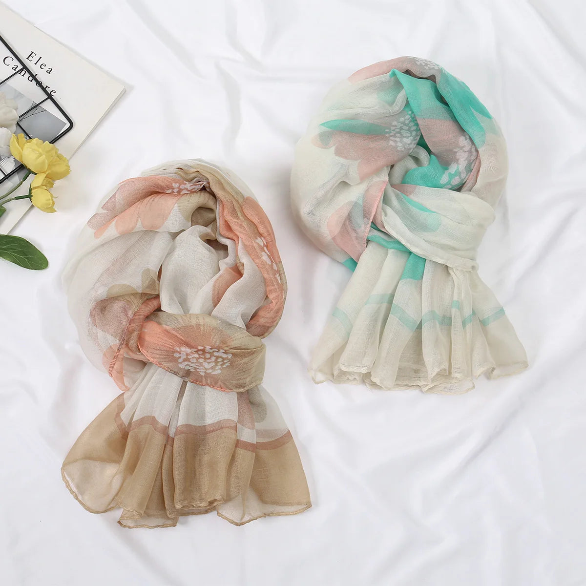 Blauer und mintgrüner floraler Voile-Schal in sanften Rosa- und Minttönen auf weißem Hintergrund