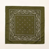 Tissu vert olive carré avec une bordure paisley blanche complexe et un motif central carré.