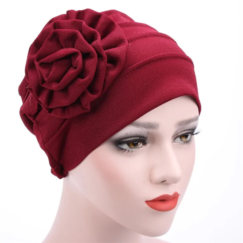Tiefroter floraler bestickter Hijab-Turban auf einem Mannequin.