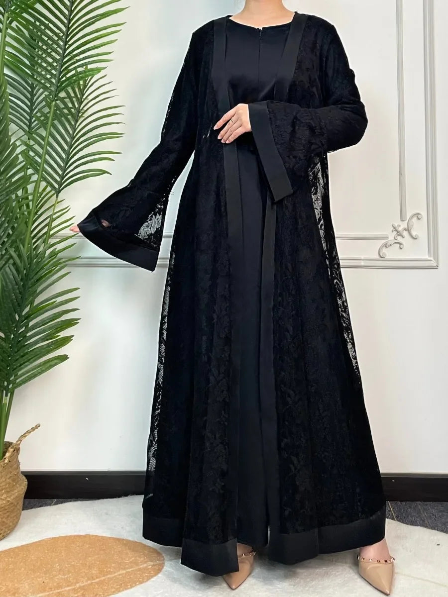 Une femme portant un ensemble abaya noir en dentelle avec des manches longues et une jupe ample.