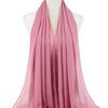Rosa Chiffon-Hijab-Schal elegant auf einem Mannequin drapiert.