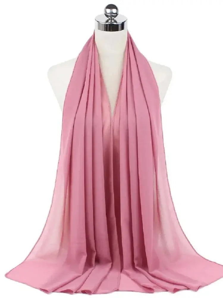 Rosa Chiffon-Hijab-Schal elegant auf einem Mannequin drapiert.