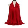 Pañuelo hijab de algodón modal rojo vibrante premium drapeado alrededor del cuello de un maniquí.