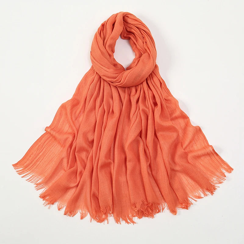 Pañuelo de hijab de bambú naranja quemado, fluido y con flecos.