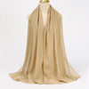 Beige Chiffon-Hijabschal über dem Hals und den Schultern eines Mannequins drapiert.