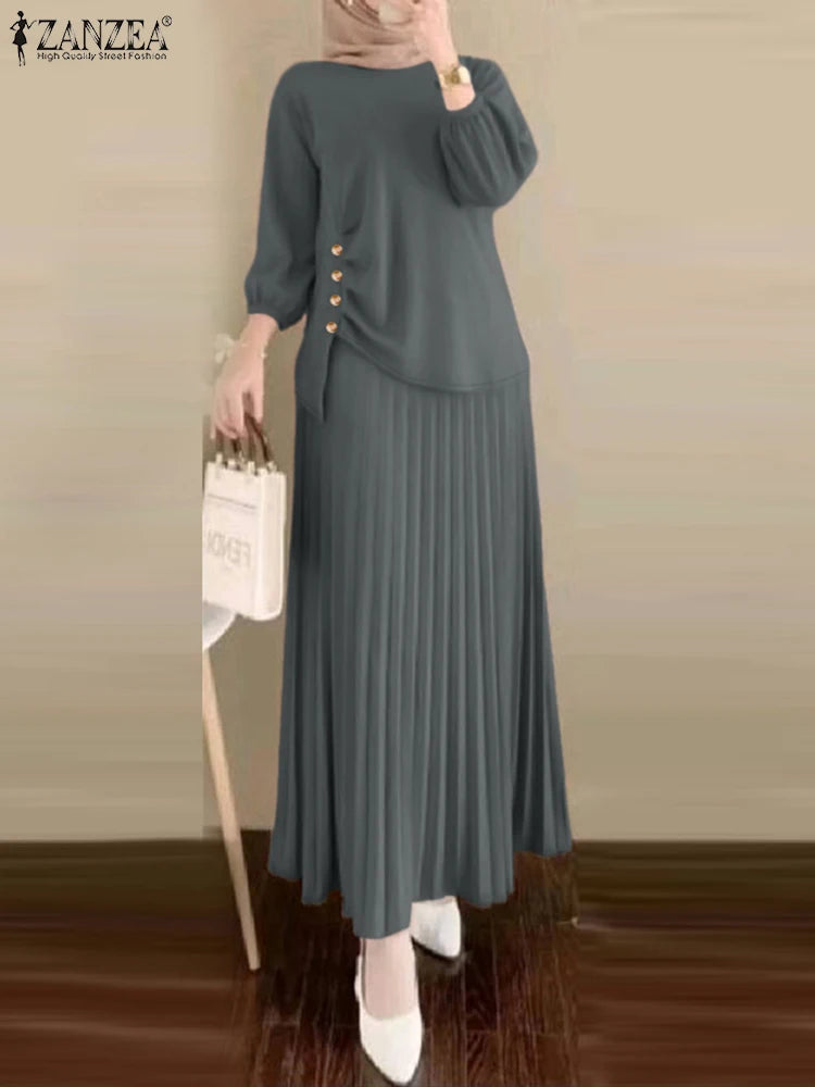 Une femme portant une élégante robe maxi gris à plis à manches longues et un hijab assorti.