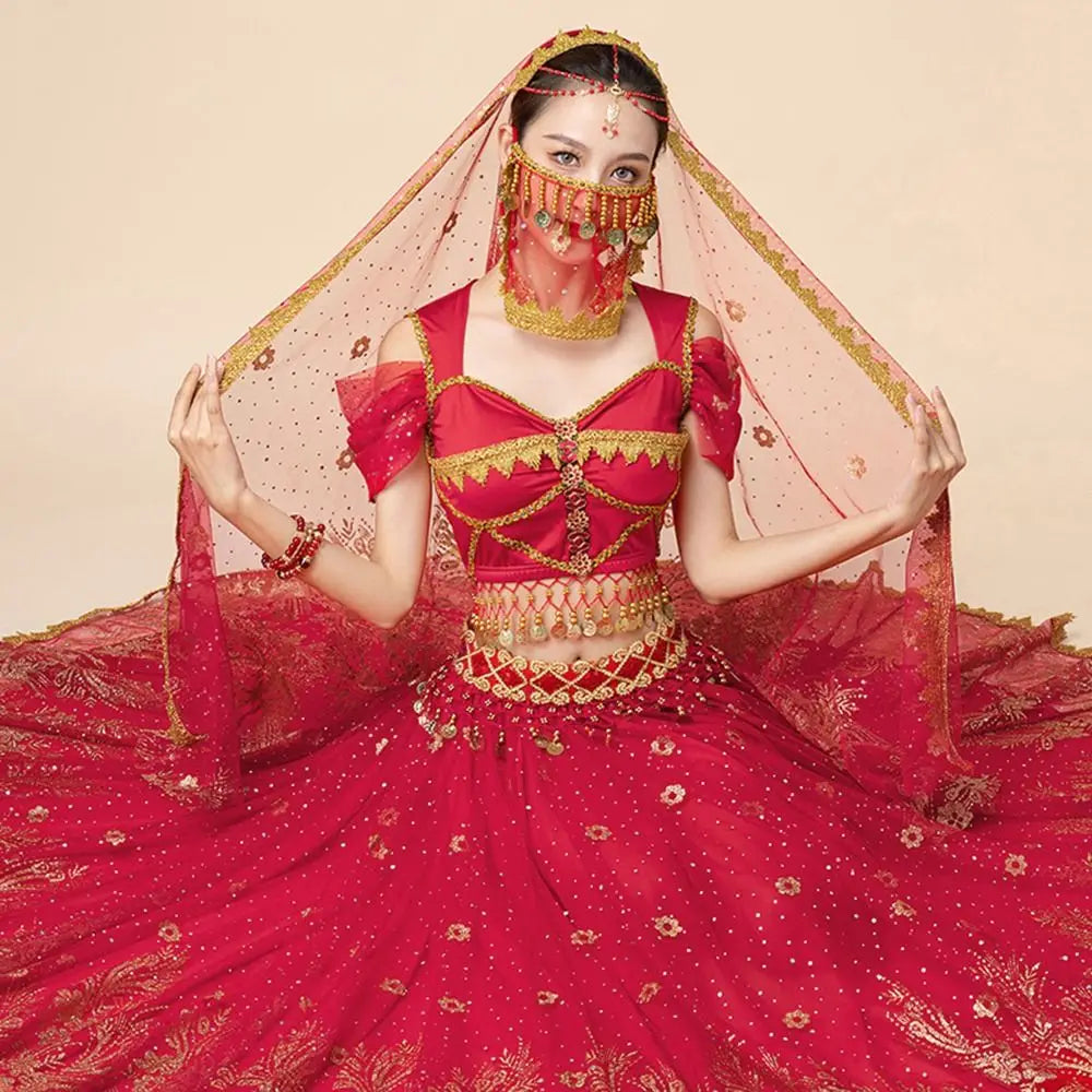 Eine Frau in einem leuchtend roten traditionellen Outfit mit einem Netz-Hijab und aufwendigen Schmuck.