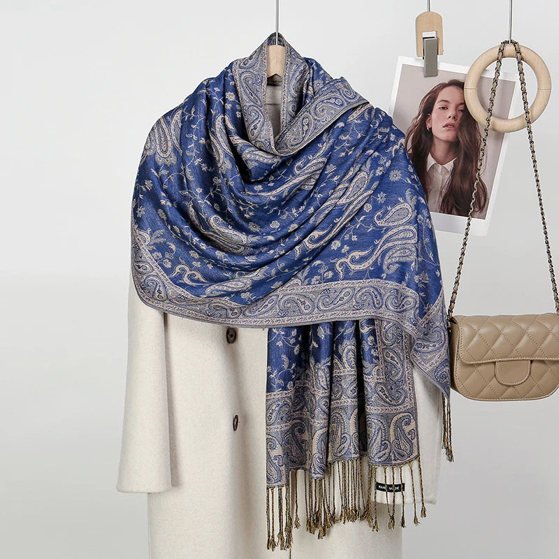 Blauer und silberner Paisley-Viskose-Hijabschal, drapiert um einen Mannequin, mit einer passenden Lederhandtasche sichtbar.