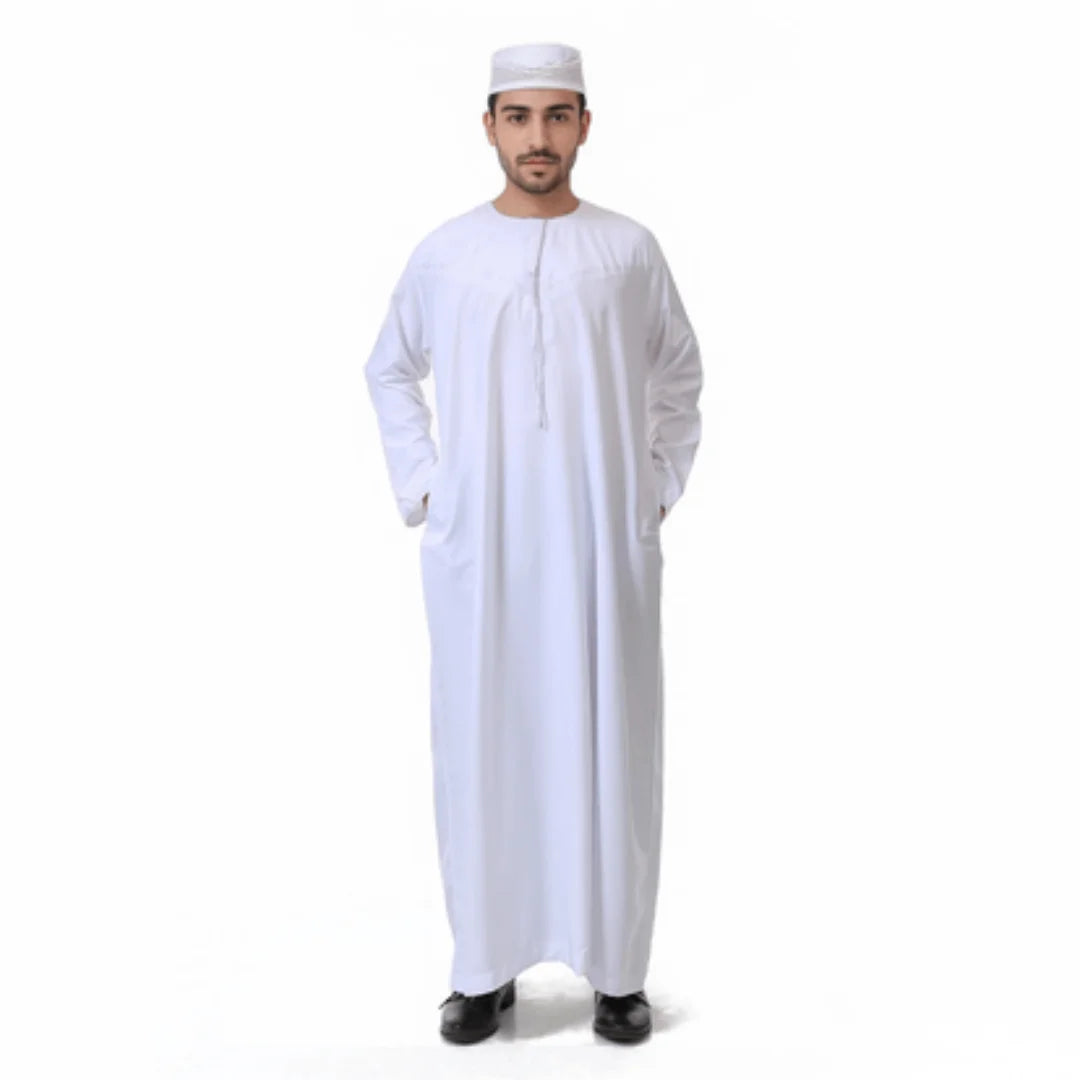 Ein Mann trägt ein weißes arabisches Langarm-Thobe und eine traditionelle Kappe.