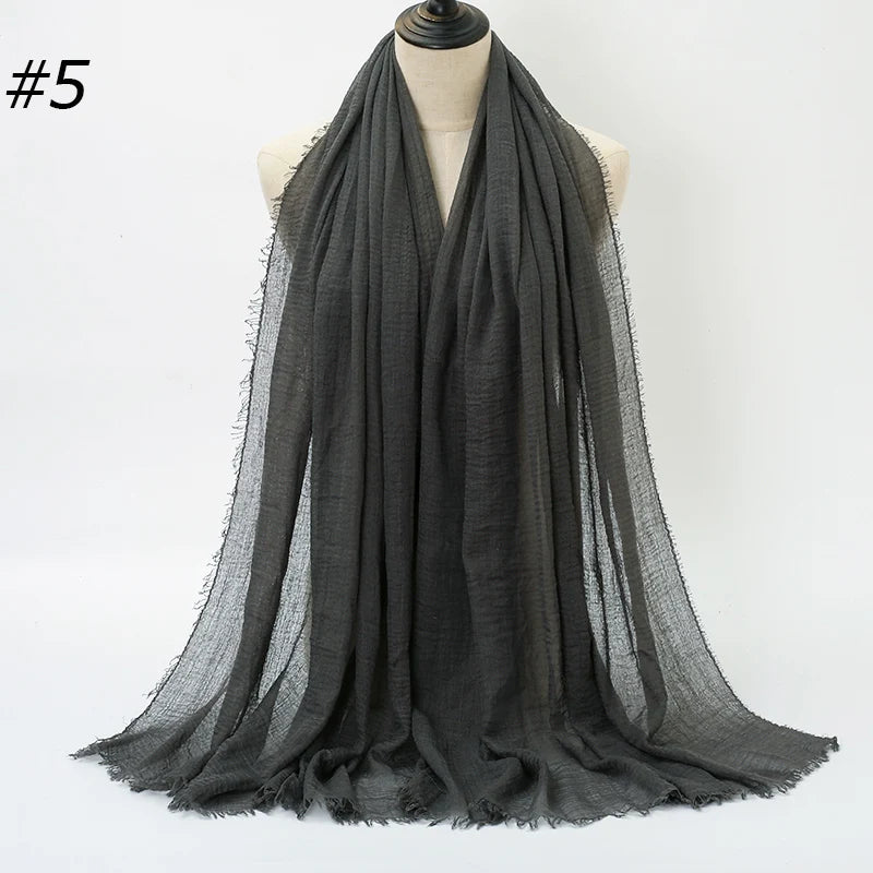 Dunkelgraves Crinkle-Baumwoll-Hijabschal, drapiert über einem Mannequin.