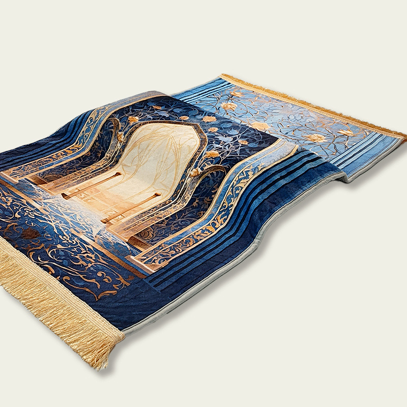 Un élégant tapis de prière musulman bleu et or avec des bordures rayées et des motifs complexes.