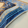 Gros plan d'un élégant tapis de prière musulman avec des motifs bleu profond et or.