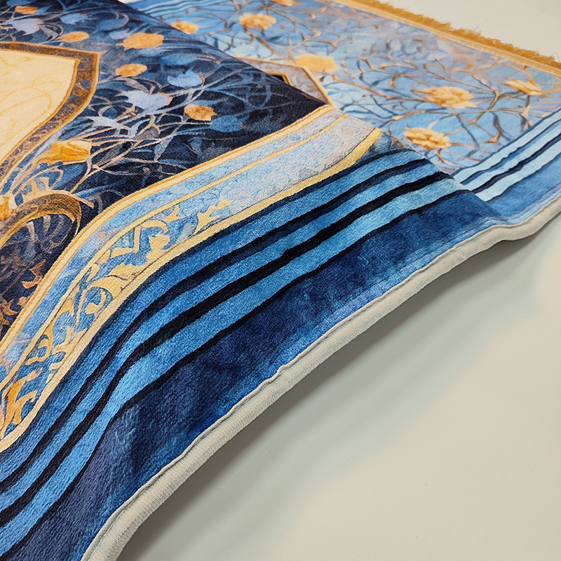 Gros plan d'un élégant tapis de prière musulman avec des motifs bleu profond et or.